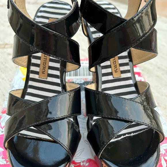 ✨NEW✨Black Patent Leather Wedge Sandals Size 6.5 from Victoria’s Secret - Picture 5 of 15